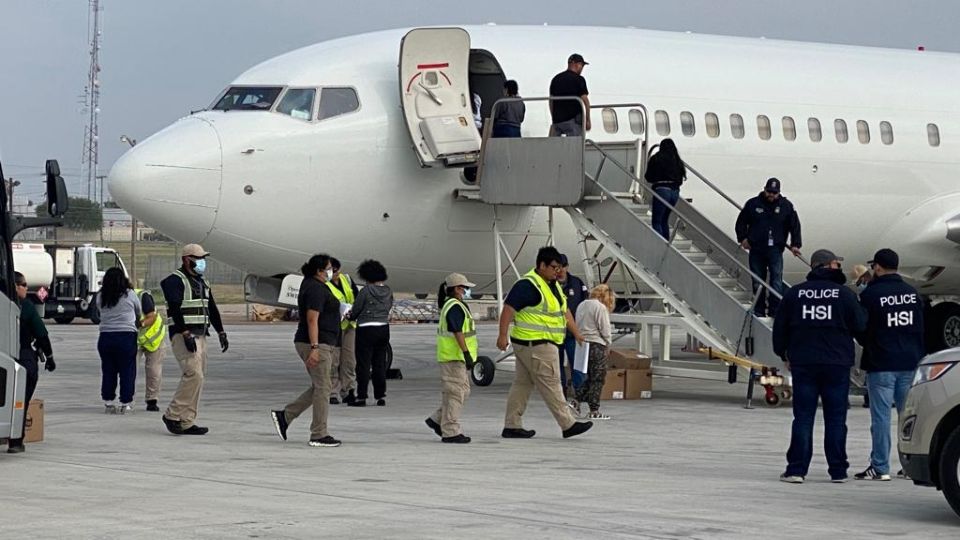 Más de 100 hondureños fueron expulsados la mañana de ayer en vuelto charters desde Laredo, directo a su país, uno más de los viajes que paga Estados Unidos a empresas aéreas privadas, dentro de los programas de DHS ejecutados por ICE-ERO.

