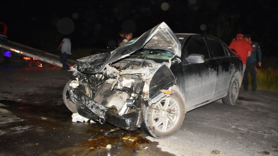 El accidente vial involucró a un auto particular y una camioneta, ambas dañas completamente en el encontronazo