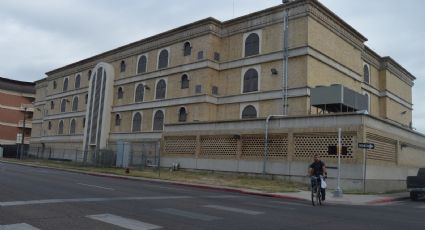 Custodio y alguaciles le salvan la vida a mujer con sobredosis, frente a cárcel del condado