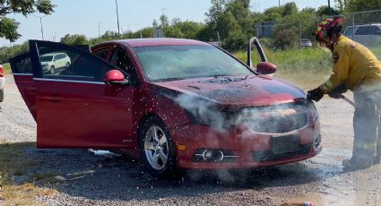 Se incendia auto en Bulevar Colosio; dueño lo compró hace dos semanas