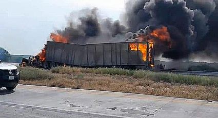 Infierno en la autopista Monterrey-Nuevo Laredo: se incendia tráiler completo | VIDEO