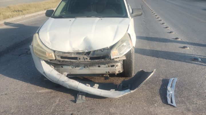 Conductora de autobús invade vía y causa accidente en Villas de San Miguel