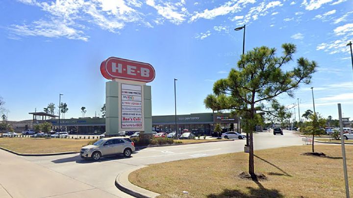 Se le sale un tiro a hombre armado en HEB de Spring, Texas