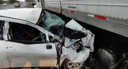 Menor y su hermana chocan contra un tráiler; acaban internados