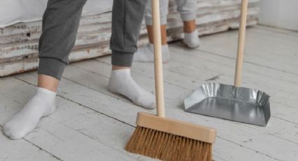 Ponerle una bolsa a la escoba, un truco fácil y barato para barrer mejor