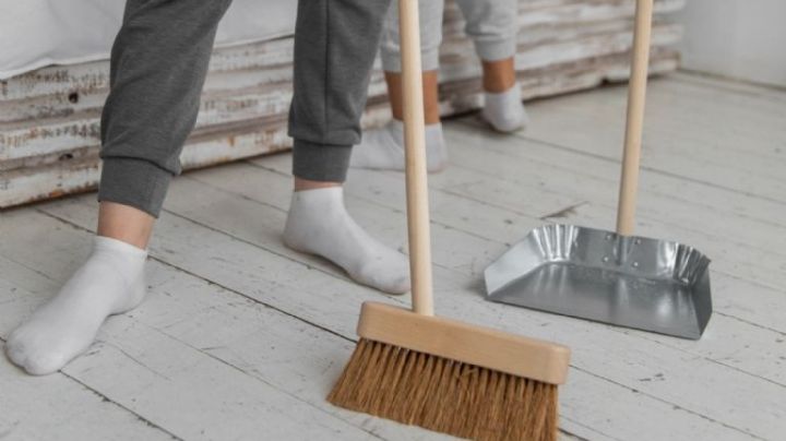 Ponerle una bolsa a la escoba, un truco fácil y barato para barrer mejor