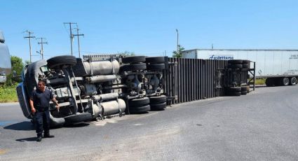 Trailero sufre volcadura en la rotonda 'El Conejo', al poniente de Nuevo Laredo