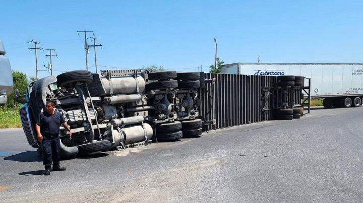 Trailero sufre volcadura en la rotonda 'El Conejo', al poniente de Nuevo Laredo