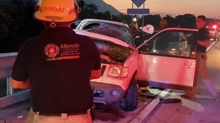 Pareja sufre choque frontal contra pipa y fallece; menor está hospitalizado