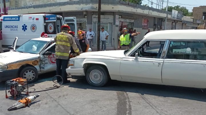 Choca carroza fúnebre a taxista; queda mal herido