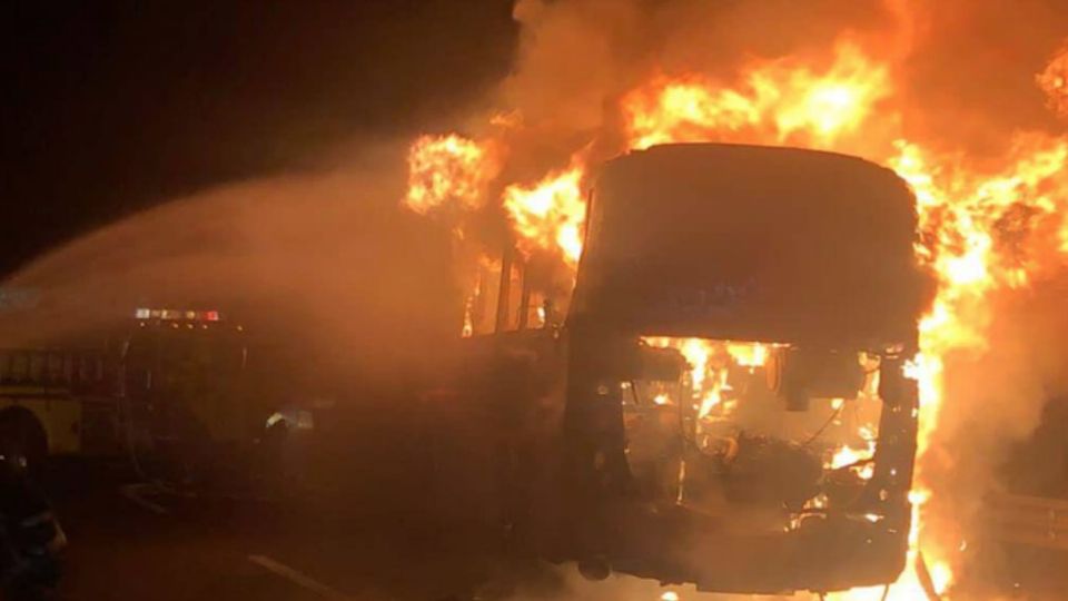 Se incendia autobús de pasajeros que transportaba a 53 personas, por fortuna todos a salvo.