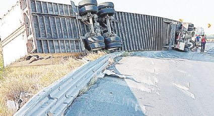 Trailero queda lesionado tras volcar en Libramiento Mex II