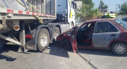 Se impacta Tsuru con tráiler en la Carretera Aeropuerto