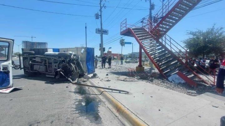 Trágico accidente: camioneta choca contra puente peatonal; muere una mujer