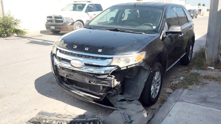 Se pasa alto e impacta de lleno contra camioneta, en Los Fresnos