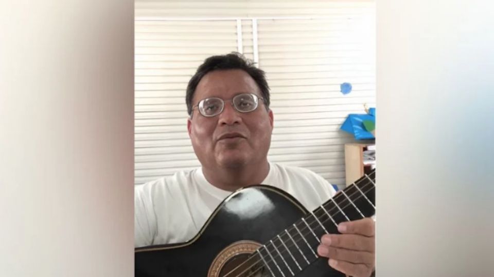 Jesús Castro Flores se despidió de sus alumnos con tierna canción; era maestro fundador del kínder de Zuazua. 
