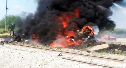 ¡Milagro! Tren arrastra y destroza a tráiler que termina en llamas... chofer sale ileso