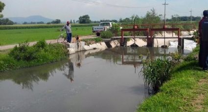 Avientan feto a canal de aguas negras; lo encuentran flotando