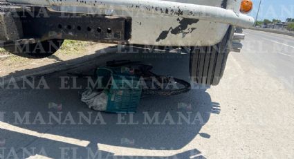 Trailero arrastra a ciclista por medio kilómetro en Carretera a Piedras Negras