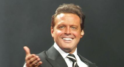 Luis Miguel sorprende en aeropuerto al repartir autógrafos | VIDEO