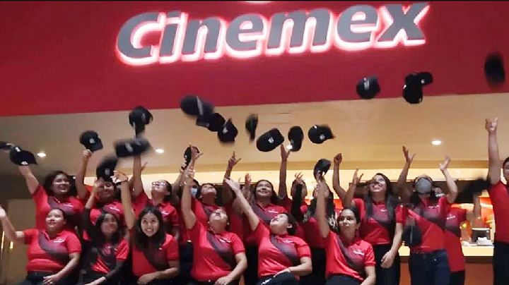 Corren a empleados de Cinemex por pedir utilidades; protestan aventando sus gorras
