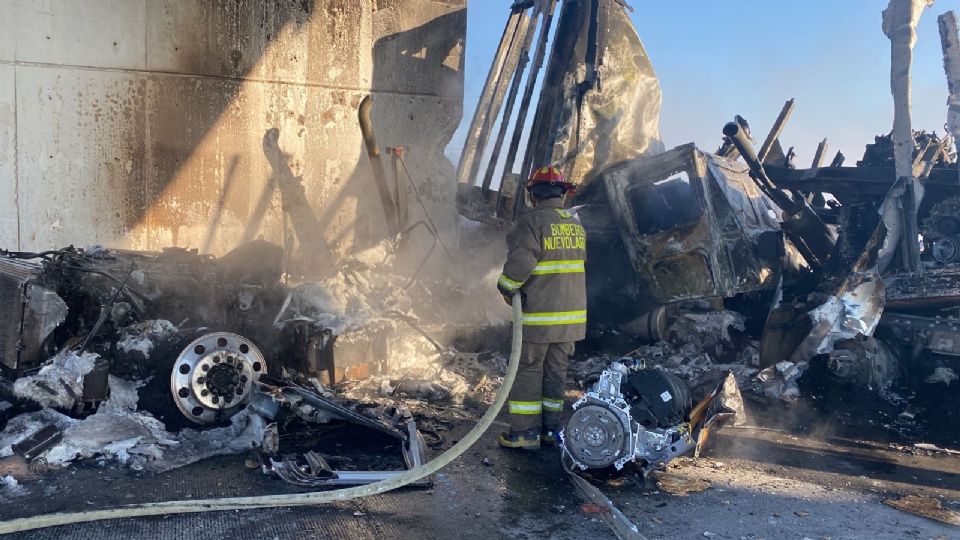 Perdidas totales de dos tráileres en choque con incendio que se registró esta madrugada.