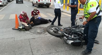 Pareja en motocicleta choca contra camioneta en colonia Guerrero y resultan heridos