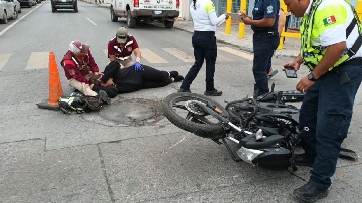 Pareja en motocicleta choca contra camioneta en colonia Guerrero y resultan heridos