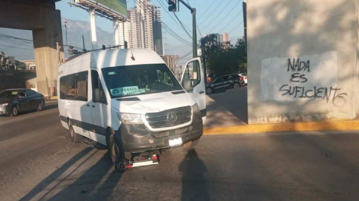 Atropellan a hombre que conducía scooter en Monterrey