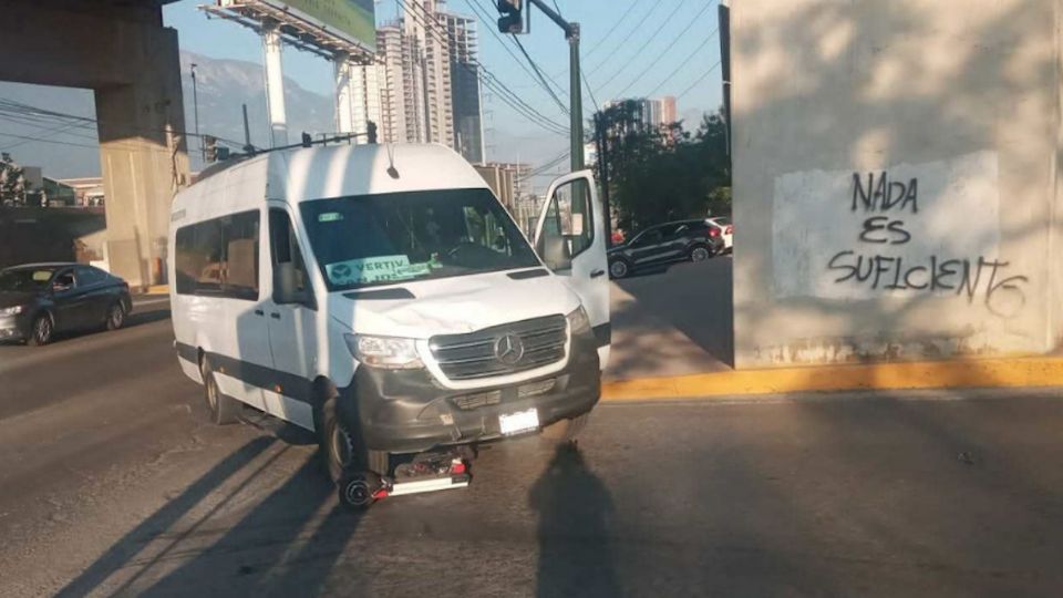 El hombre permaneció en el piso hasta que llegaron los servicios de emergencia.