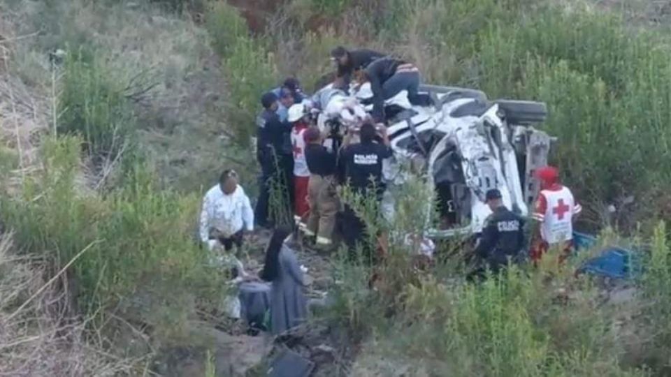 La camioneta tipo van cayó en una saliente con profundidad de 10 metros, dejando a las religiosas atrapadas en la unidad