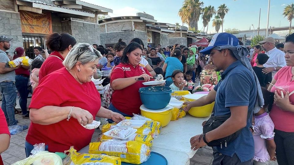 Llevan alimentos a migrantes en Nuevo Laredo