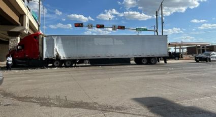 Tráiler se estrella de lleno contra pilar de puente en Bob Bullock y Saunders