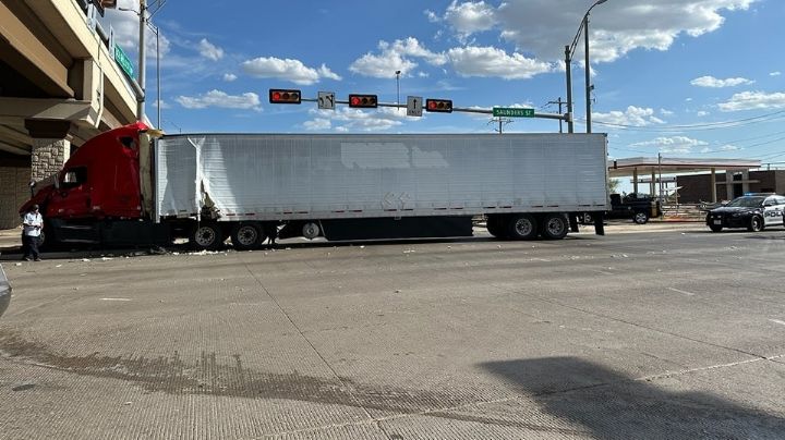 Tráiler se estrella de lleno contra pilar de puente en Bob Bullock y Saunders