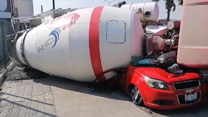 Revolvedora aplasta a vehículo compacto, dejándolo embarrado contra el pavimento | VIDEO