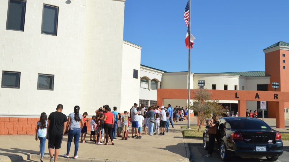 La Policía de Laredo y la Administración Regional del Sistema de Emergencia 911 repartirán este viernes 21, más de un millar de mochilas llenas de útiles escolares, para el regreso a clases.

