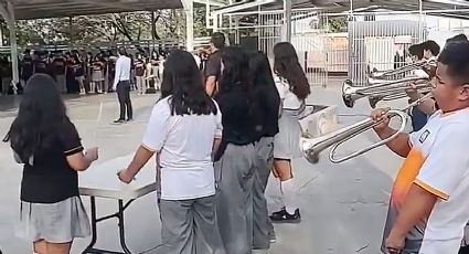 A falta de tambores, banda de guerra improvisa con mesa para tocar en graduación | VIDEO