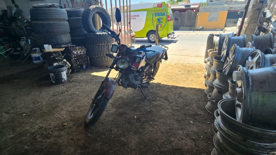 El pequeño iba acompañando a un adulto en la moto.