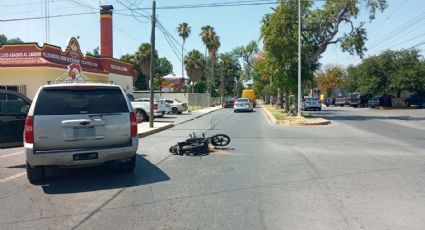 Motociclista choca contra camioneta tras cambiar de carril sin precacución