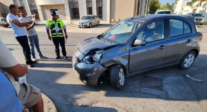 Menor de edad se pasa alto y choca contra carro