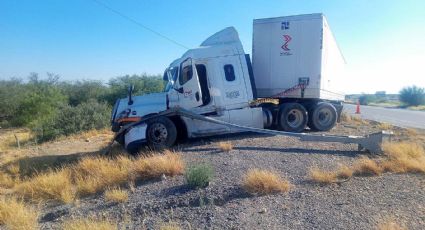 Trailero dormita mientras circulaba en Carretera Nacional; choca contra muro de contención