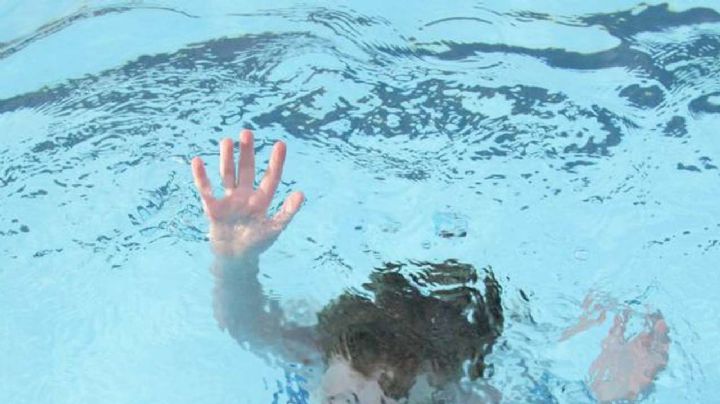 Bebé cae en alberca de su casa en Laredo; está muy grave