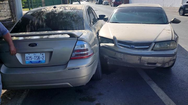 Se pasa semáforo y causa carambola, con miles de pesos en daños