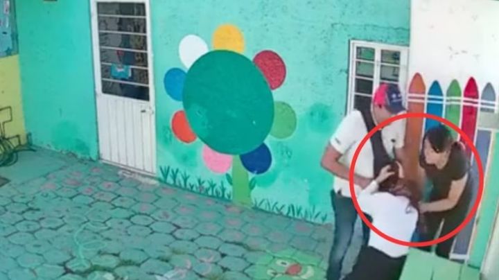 Padres furiosos golpean y amenazan a maestra de kinder; menor la señala como "la mala" | VIDEO
