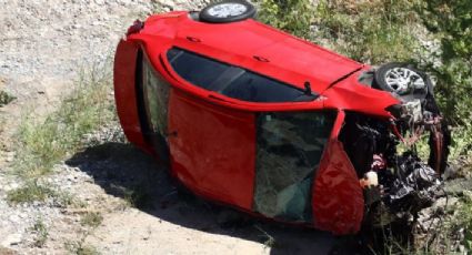 Conductor cae de 15 metros de altura al río Santa Catarina por ir a alta velocidad