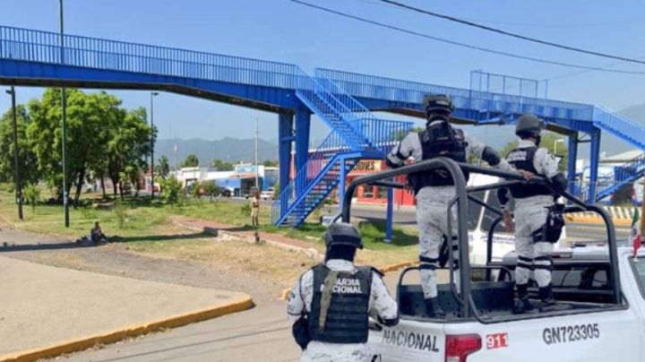 Avienta a su novia desde lo alto de puente peatonal por supuesta infidelidad