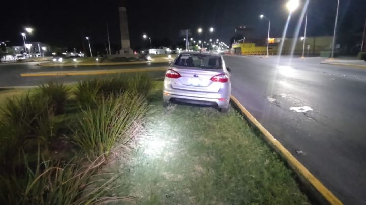 Alcoholizado y amanecido, joven choca en camellón del Monumento a Benito Juárez