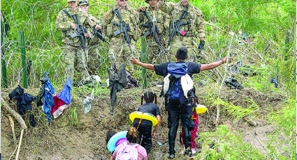 Policía de Texas empuja a niños migrantes al río Bravo