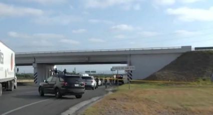 Aterrorizan en Ciénega de Flores: cuelgan cuerpo semidesnudo de hombre en puente