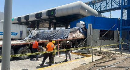 Tráiler provoca terror en caseta de cobro de autopista; empleadas se salvan de milagro